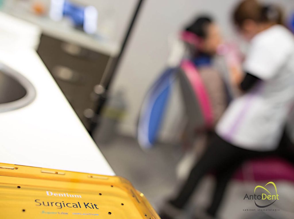 Trusă chirurgicală pentru implanturi dentare
